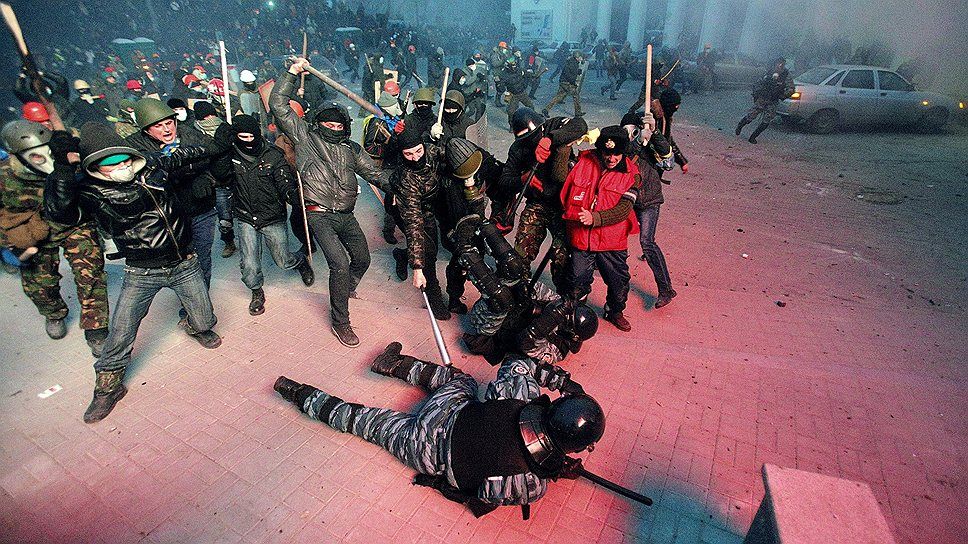 Демонстранты бьют битами беркут в киеве - Город, люди 