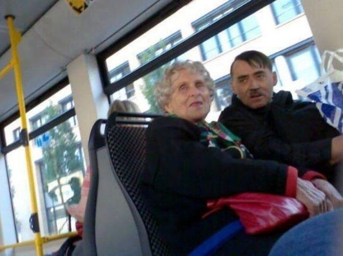 Гитлер и Ева Браун едут в трамвае - Город, люди 